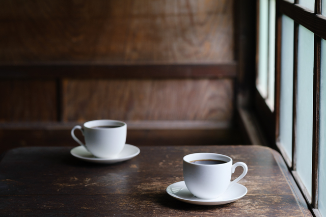 古民家カフェの内装とコーヒーカップ